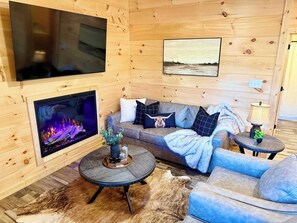 TV, fireplace - New Listing Special*Close to Pkwy*Hot Tub*Quiet (Pigeon Forge)