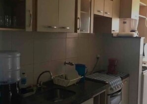 Private kitchen - apartment in enchanting Natal walk to the beach with cool AC and gym access (Natal)