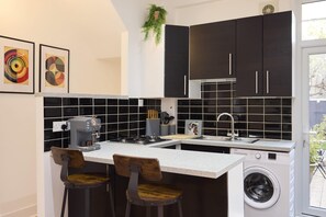 Réfrigérateur, un four, surface de cuisson, grille-pain