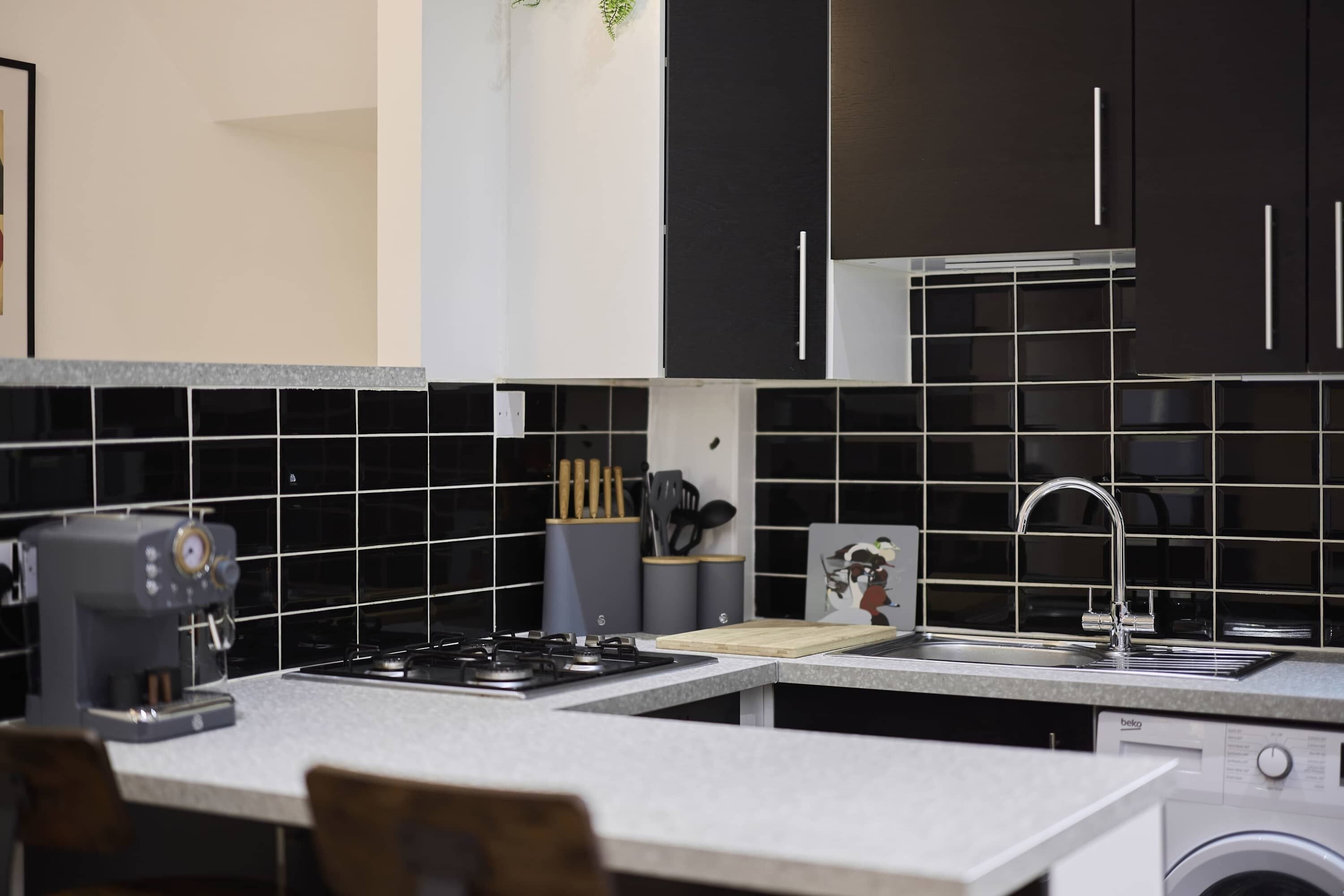 Réfrigérateur, four, plaque de cuisson, grille-pain