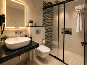Shower, designer toiletries, hair dryer, bidet - Hotel Grand Shalimar by JMD Group (New Delhi)