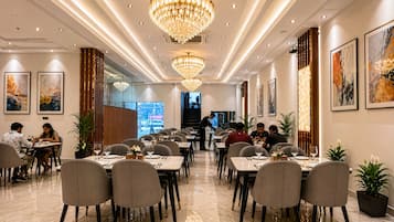 Dagelijks ontbijtbuffet (INR 400 per persoon)