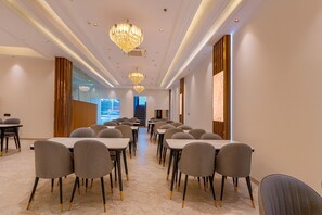 Restaurant - Hotel Grand Shalimar by JMD Group (New Delhi)