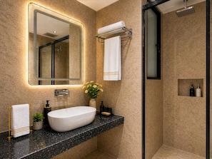 Shower, designer toiletries, hair dryer, bidet - Hotel Grand Shalimar by JMD Group (New Delhi)
