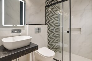 Chambre Deluxe | Salle de bain | Douche, articles de toilette griffés, séchoir à cheveux, bidet