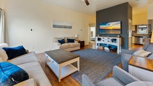 Una sala de estar moderna con un sofá, una mesa de centro y un televisor.