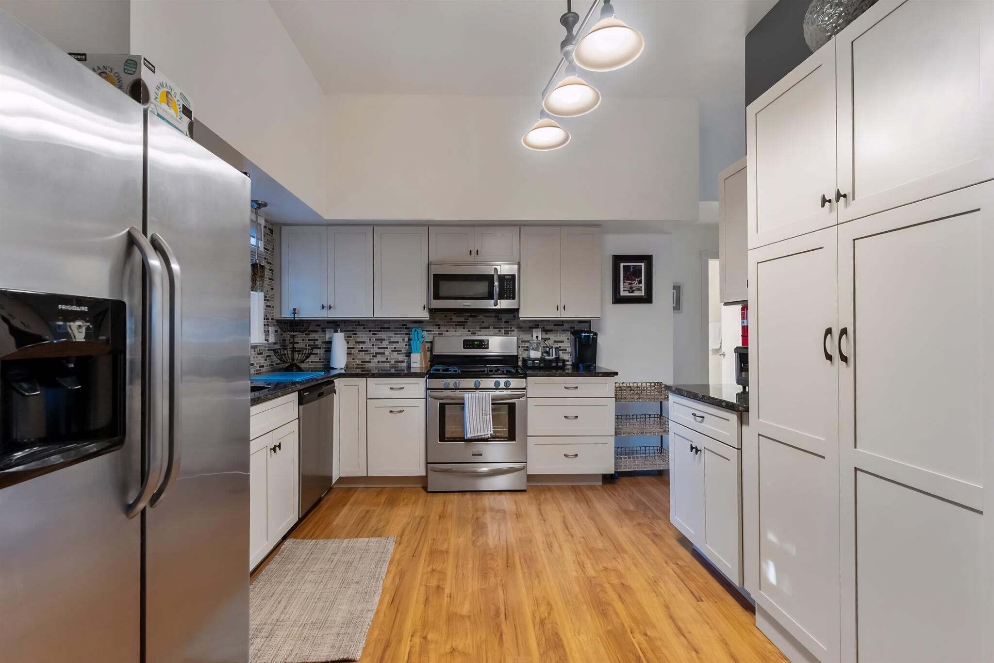 Kylskåp, ugn, diskmaskin och kaffe- och tebryggare