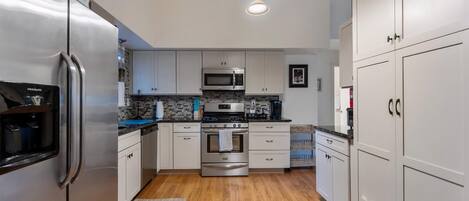 Kylskåp, ugn, diskmaskin och kaffe- och tebryggare