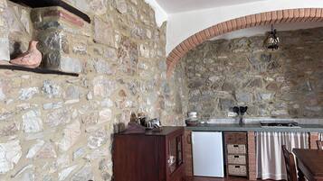 Kylskåp, mikrovågsugn, spishäll och barnstol