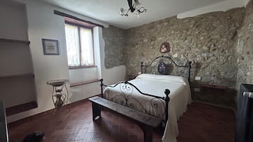 Tabla de planchar con plancha, wifi y ropa de cama