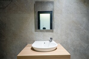 Suite | Bathroom | Towels, soap - ARA Stay By ARBA (Bandung)