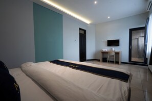 Family Room | Desk, free WiFi - ARA Stay By ARBA (Bandung)