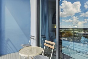 Outdoor dining - Studio in the Heart of Downtown Doral | Pool (Doral)