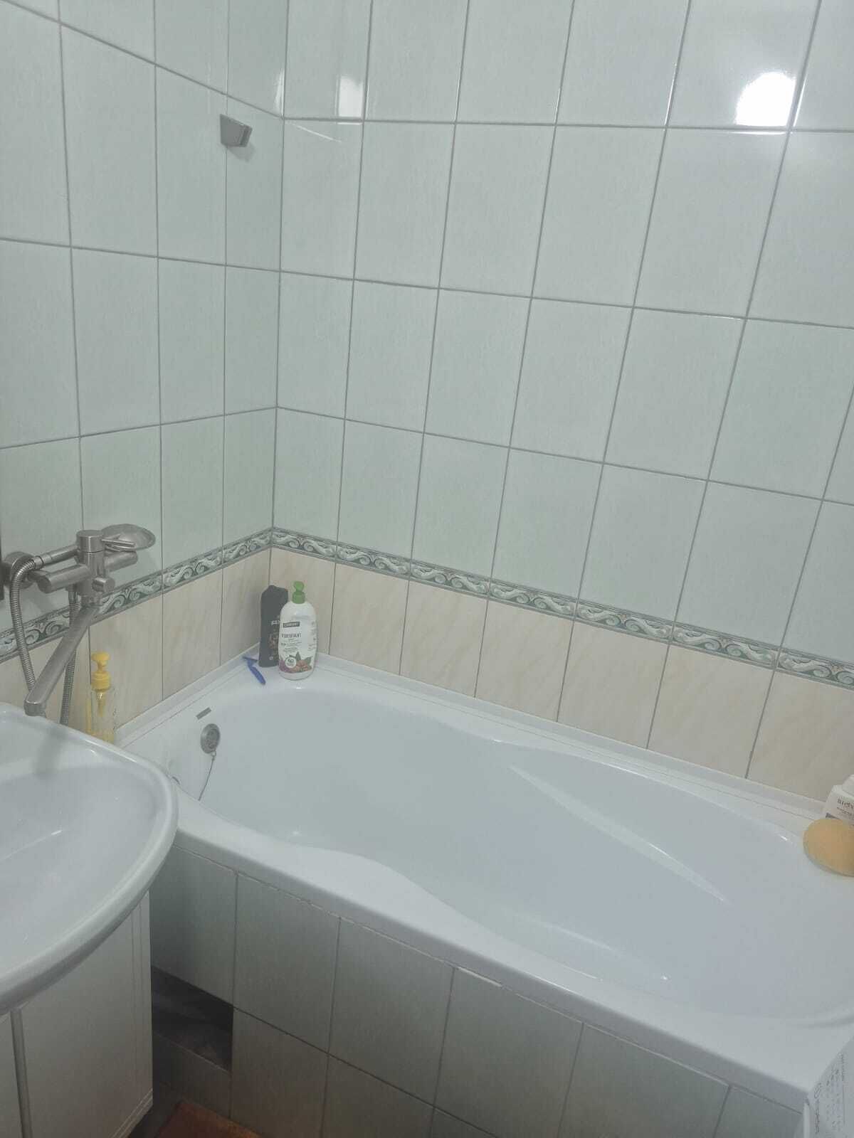 Sèche-cheveux, serviettes fournies, savon, papier toilette