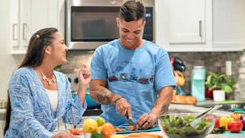 Täysikokoinen jääkaappi, mikroaaltouuni, uuni, liesi