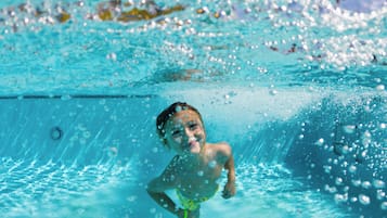 2 ulkouima-allasta, maksullisia cabañoita, aurinkovarjoja