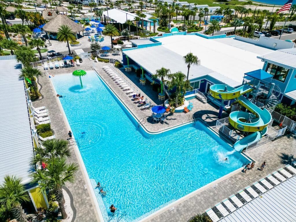 2 つの屋外プール、カバナ (有料)、プール パラソル