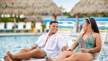 2 utendørsbassenger, bassengtelt (mot betaling) og bassengparasoller