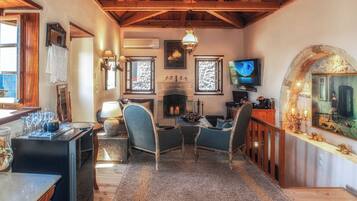 Deluxe House, Balcony, Sea View | Living area