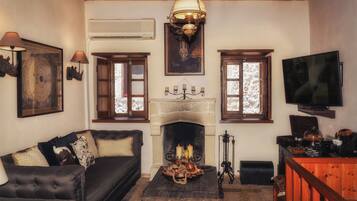 Deluxe House, Balcony, Sea View | Living area