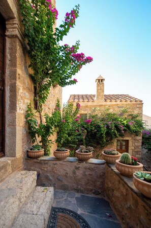 Vista frontal de la propiedad