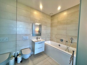 Dusche, Haartrockner, Handtücher, Toilettenpapier