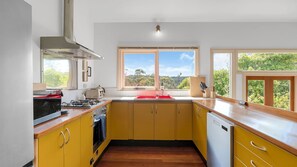 Fridge, microwave, oven, stovetop - Graylyn House Wentworth Falls Blue Mountains (Wentworth Falls)