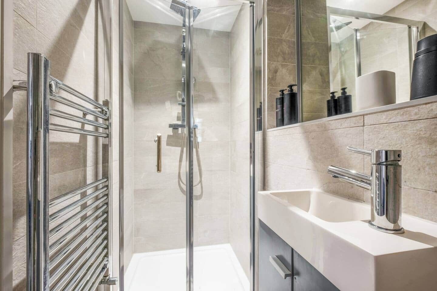Douche, savon, papier toilette