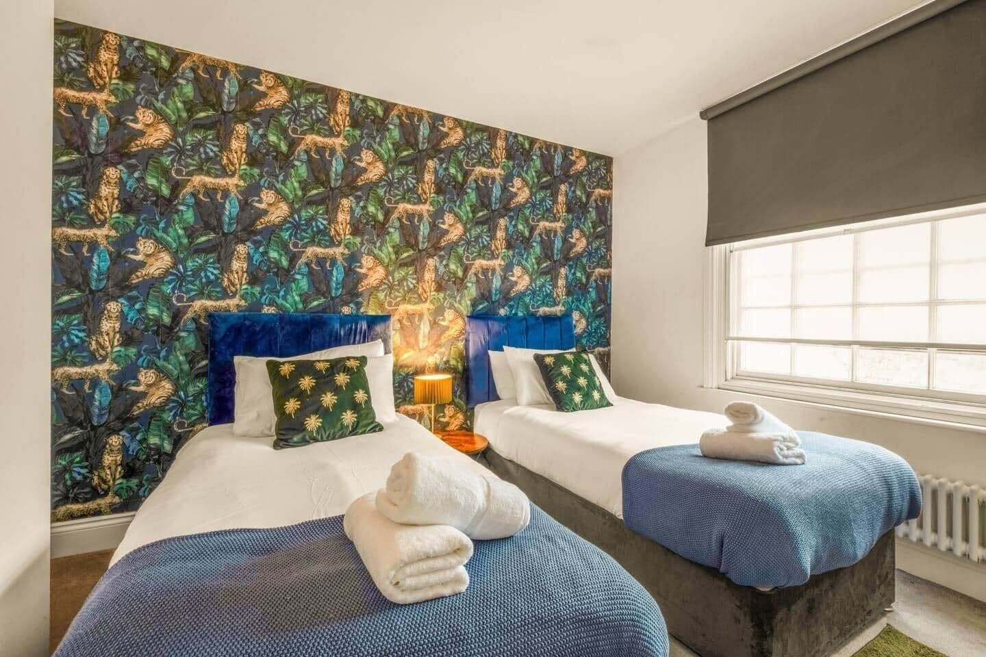 Iron/ironing board, Internet, bed sheets