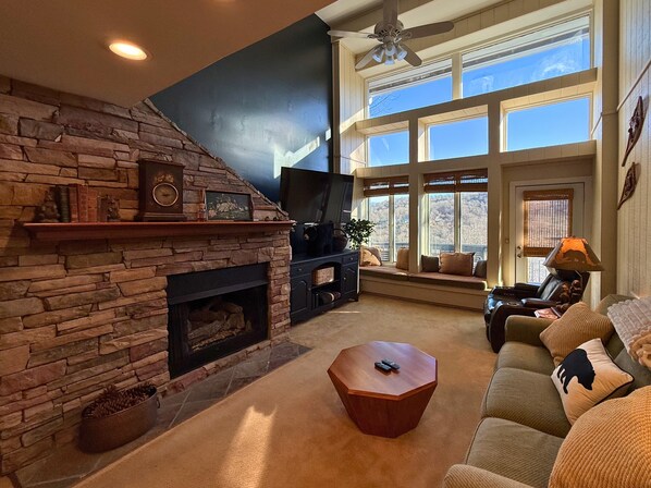 Smart TV, fireplace - 3 bedroom condo- just a 250 yard walk to slopes! (Sugar Mountain)