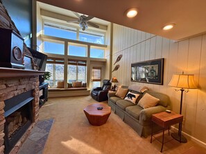 Smart TV, fireplace - 3 bedroom condo- just a 250 yard walk to slopes! (Sugar Mountain)