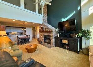 Smart TV, fireplace - 3 bedroom condo- just a 250 yard walk to slopes! (Sugar Mountain)