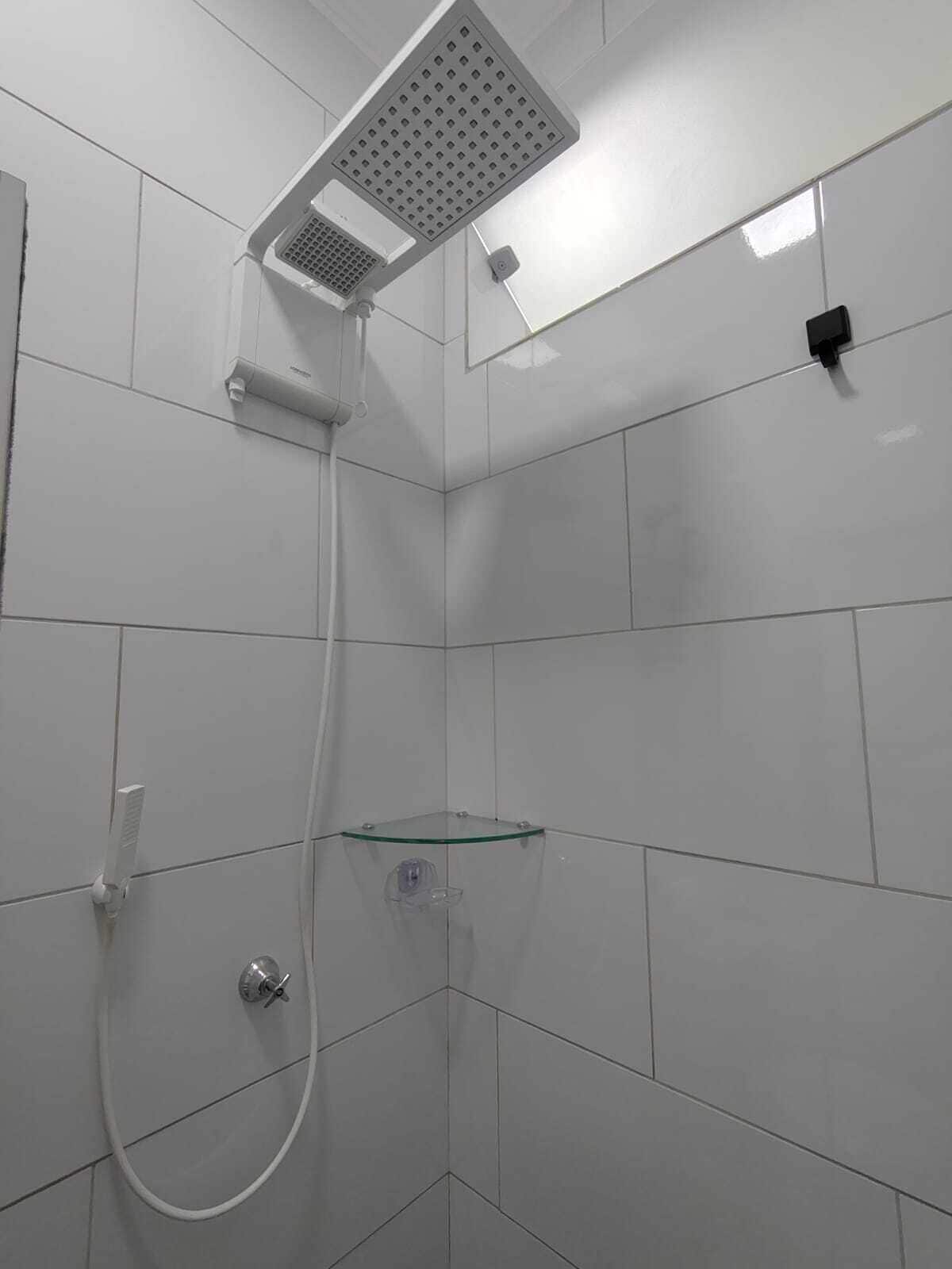 Toalhas de banho, sabonete, papel higiênico 