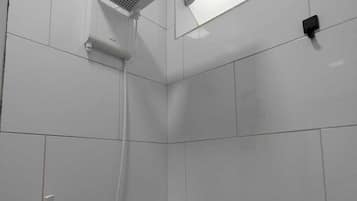 Toalhas de banho, sabonete, papel higiênico