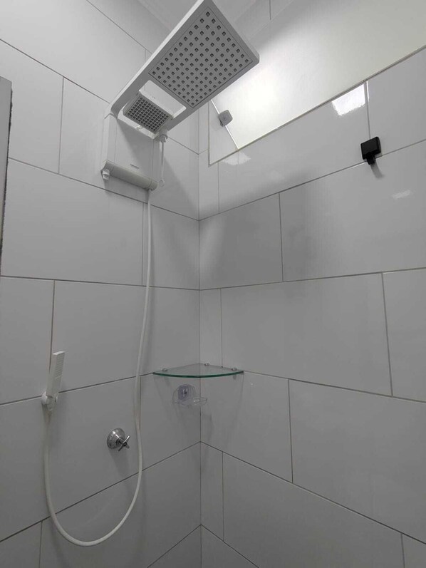 Toalhas de banho, sabonete, papel higiênico 