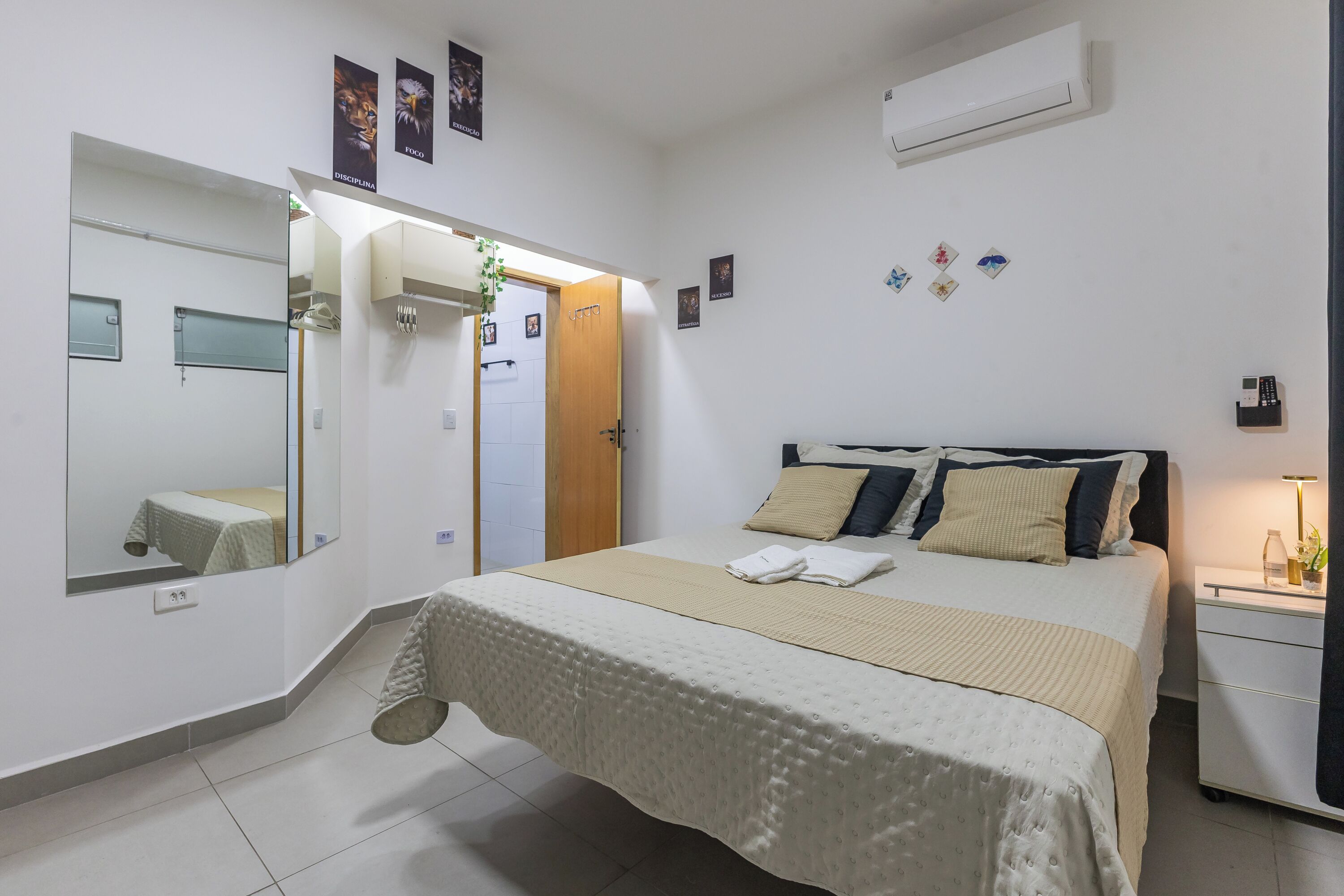 Tabla de planchar con plancha, wifi y ropa de cama 