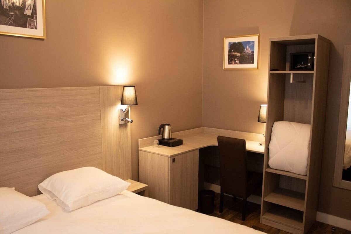 Habitación con 1 cama matrimonial o 2 individuales | Caja de seguridad en la habitación, escritorio y cortinas blackout