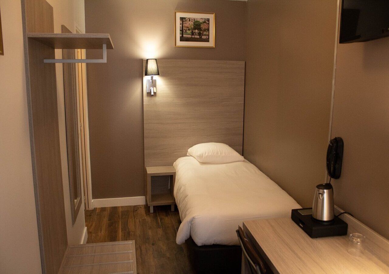 Einzelzimmer | Zimmersafe, Schreibtisch, Verdunkelungsvorhänge, Bügeleisen/Bügelbrett