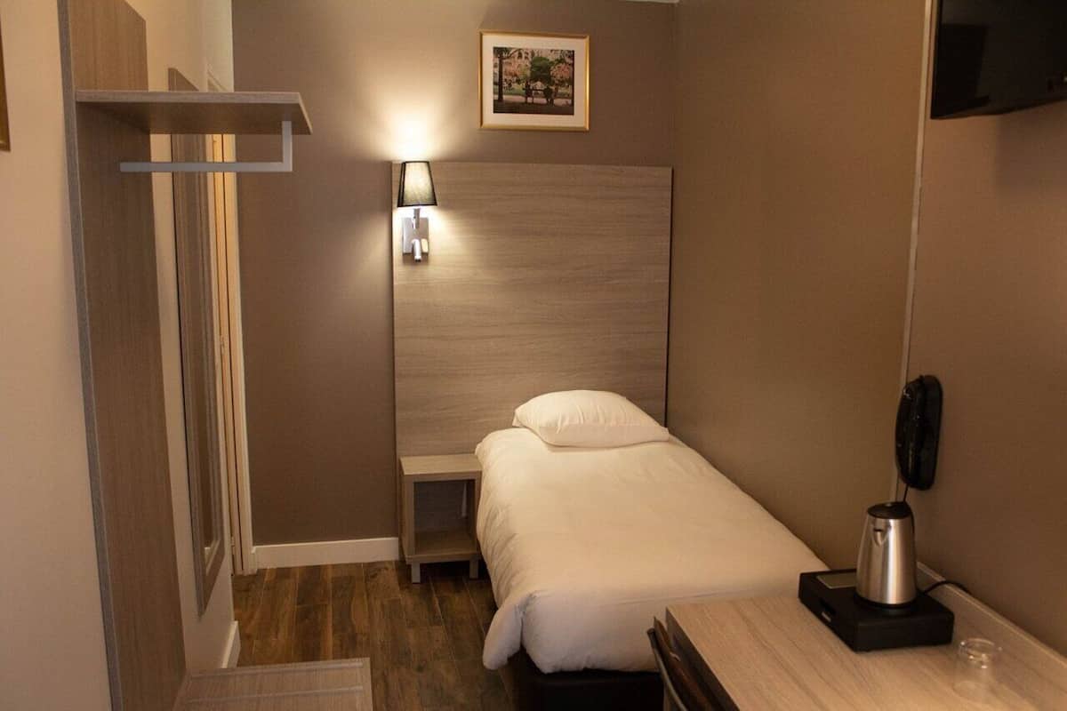 Habitación individual | Caja de seguridad en la habitación, escritorio y cortinas blackout