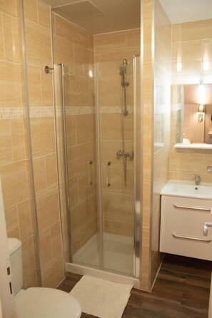 Shower, free toiletries, hair dryer, towels - PARIS ROOMS & DREAMS HOTEL (Paris)