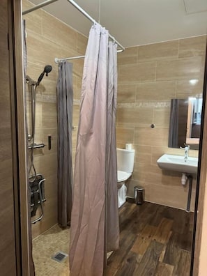 Chambre Double accessible aux personnes à mobilité réduite | Bathroom | Shower, free toiletries, hair dryer, towels