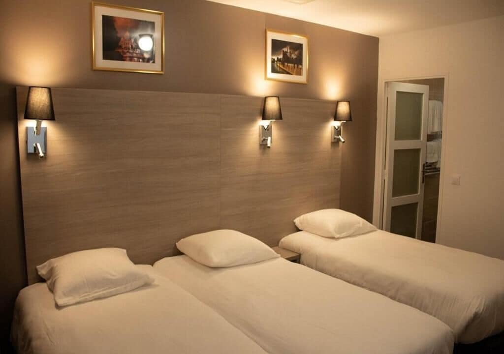 Dreibettzimmer | Zimmersafe, Schreibtisch, Verdunkelungsvorhänge, Bügeleisen/Bügelbrett