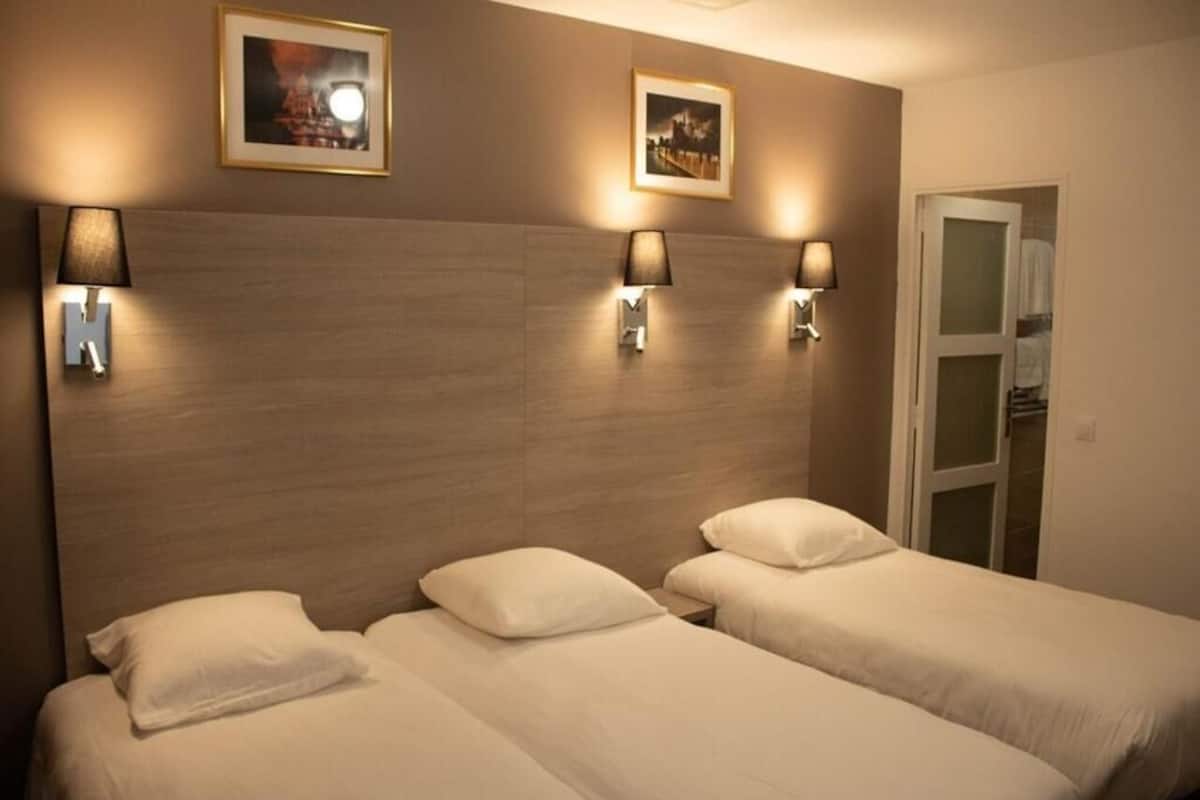 Triple Room | In-room safe, desk, blackout drapes, iron/ironing board