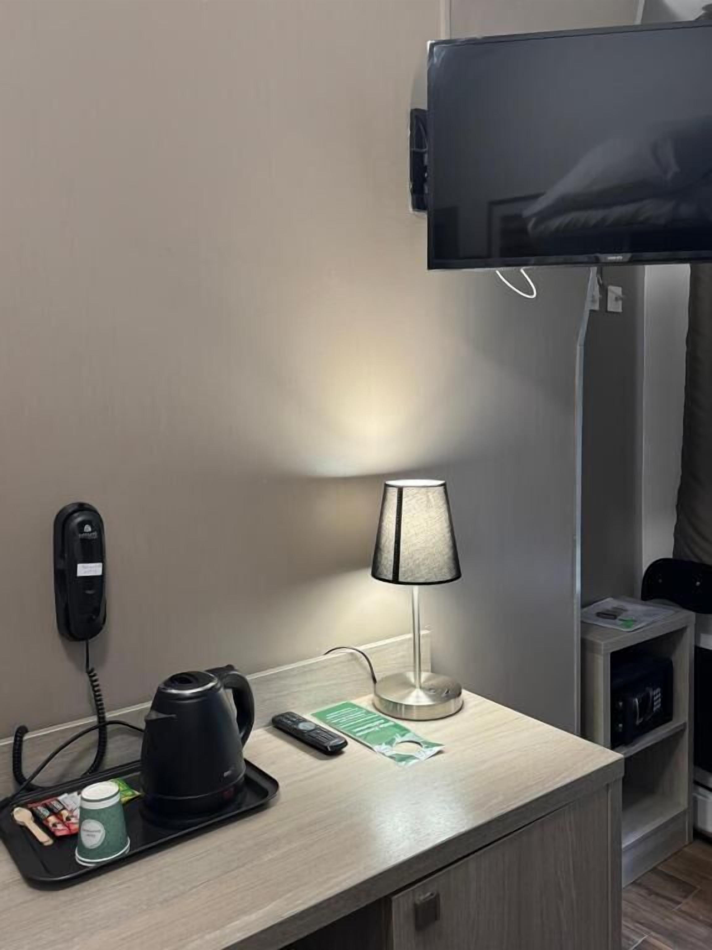 Habitación individual | Caja de seguridad en la habitación, escritorio y cortinas blackout 