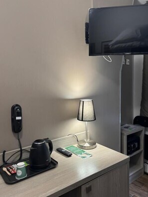 Einzelzimmer | Zimmersafe, Schreibtisch, Verdunkelungsvorhänge, Bügeleisen/Bügelbrett