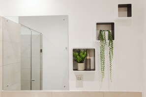 Shower, eco-friendly toiletries, towels, soap - A Plush Studio at Loxwood House (Accra)