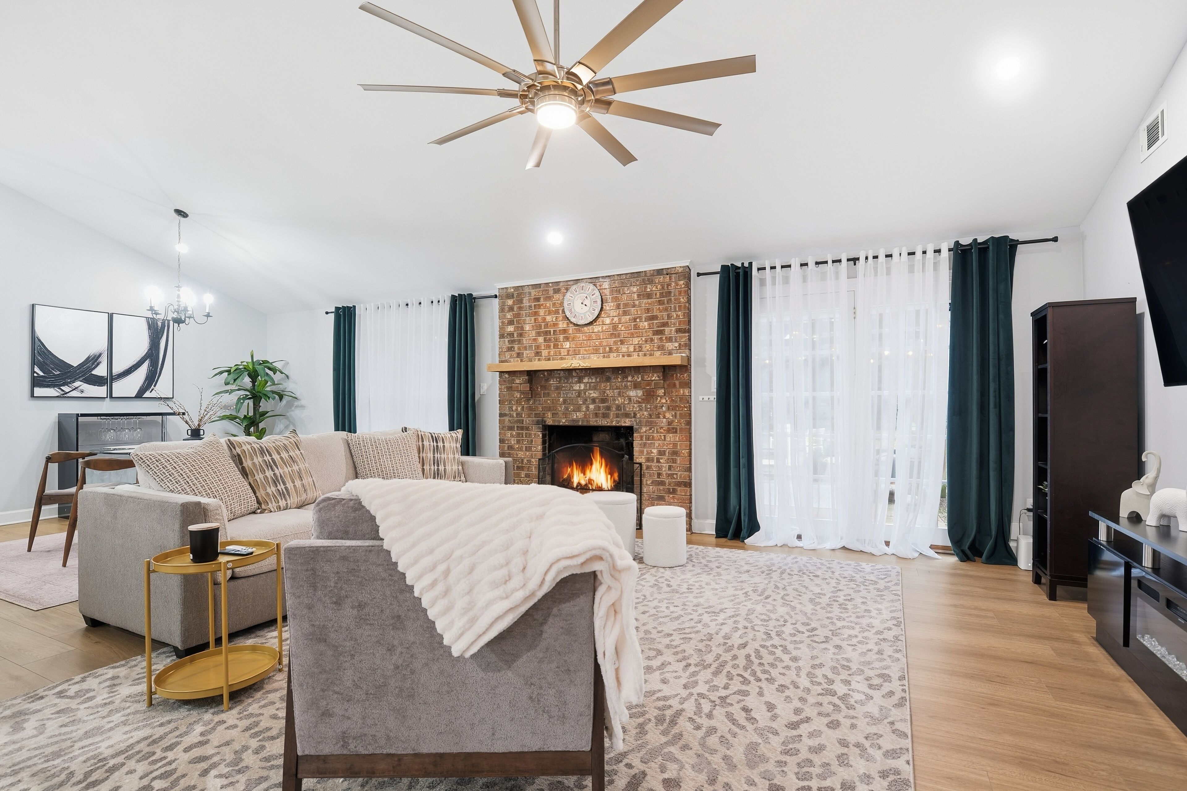 Signature House, 4 Bedrooms, Non Smoking, Patio | Living room | Smart TV, fireplace