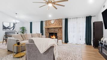 Hus – signature, 4 soverom, ikke-røyk, terrasse | Oppholdsrom | Smart-TV og peis