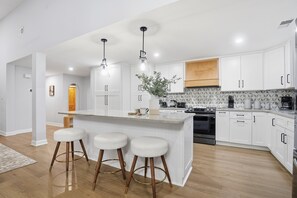 Signature House, 4 Bedrooms, Non Smoking, Patio | Private kitchen | Fridge, microwave, oven, stovetop - Shadowlake 4BR House (Charlotte)