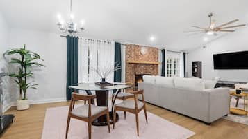 Signature-Haus, 4 Schlafzimmer, Nichtraucher, Terrasse | Essbereich im Zimmer